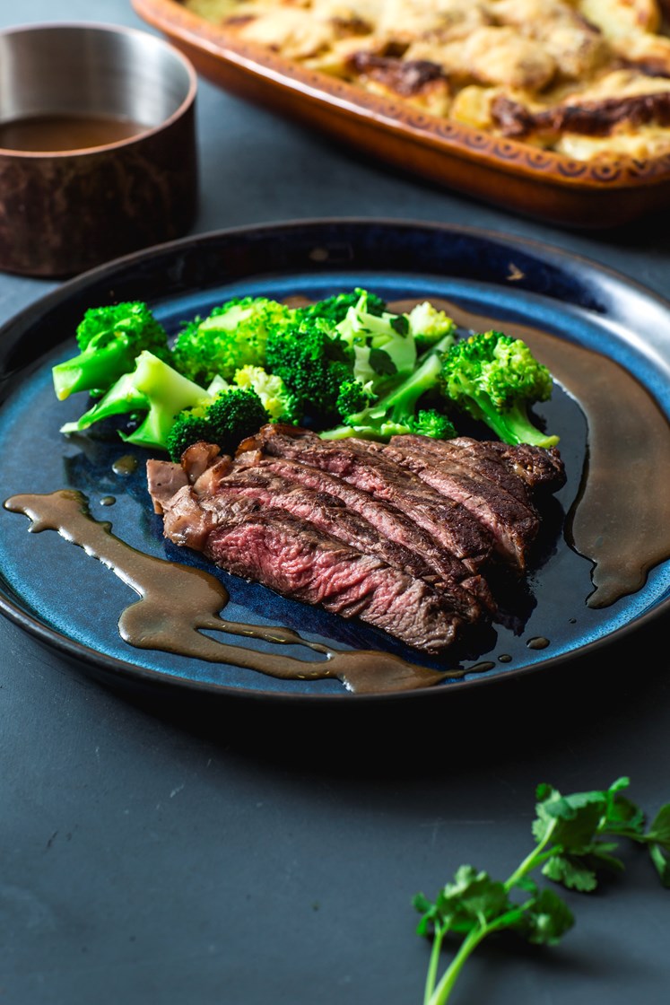 Entrecôte med rødvinssaus, brokkoli, persille og västerbottengratinerte poteter