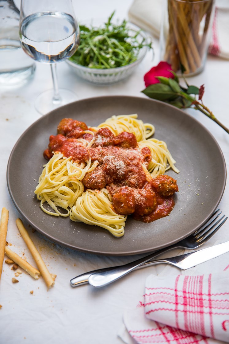 Pasta linguine med kjøttboller fra Smedstuen  i tomatsaus, ruccola og revet ost