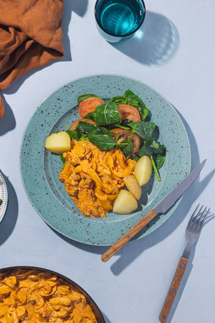Kyllingfilet i kremet ajvarsaus med poteter, servert med tomat- og spinatsalat