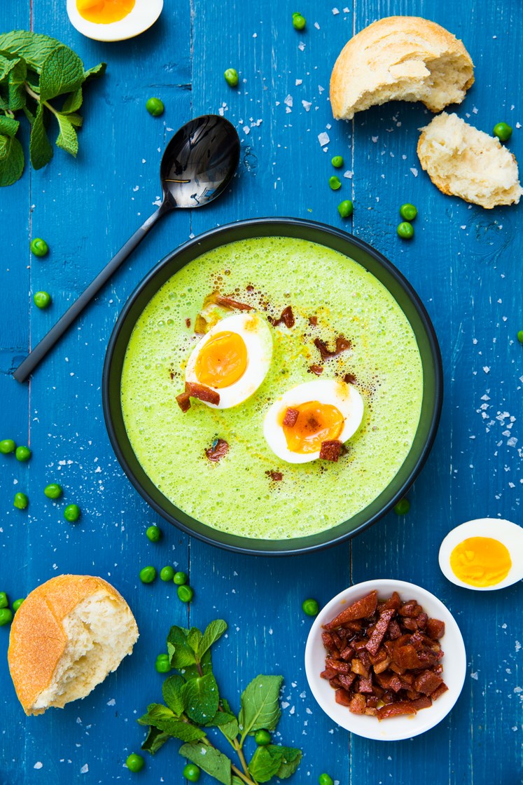 Erte- og myntesuppe med sprøstekt chorizo, egg og steinovnsbakte rundstykker