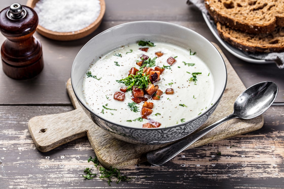 Kremet blomkålsuppe med kalkunbacon
