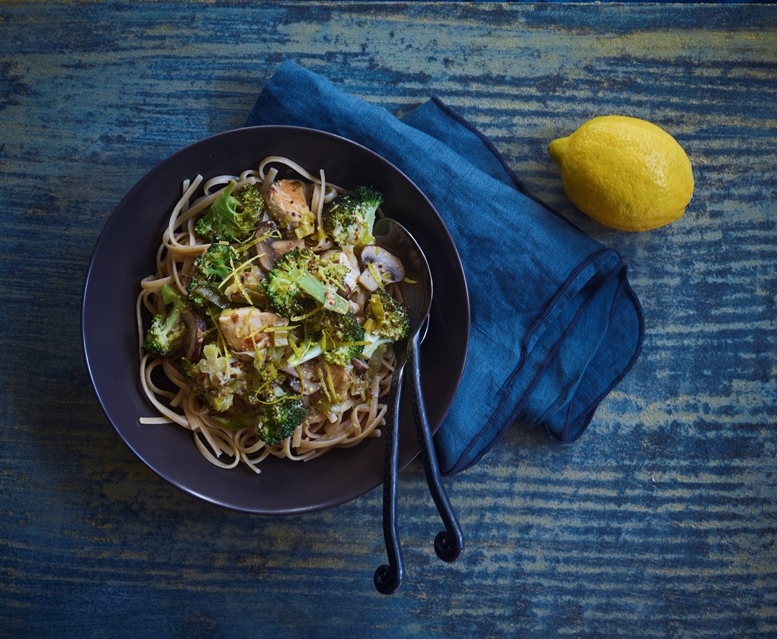 Stegt kylling og grøntsager med fettuccine i cremet sennepssauce