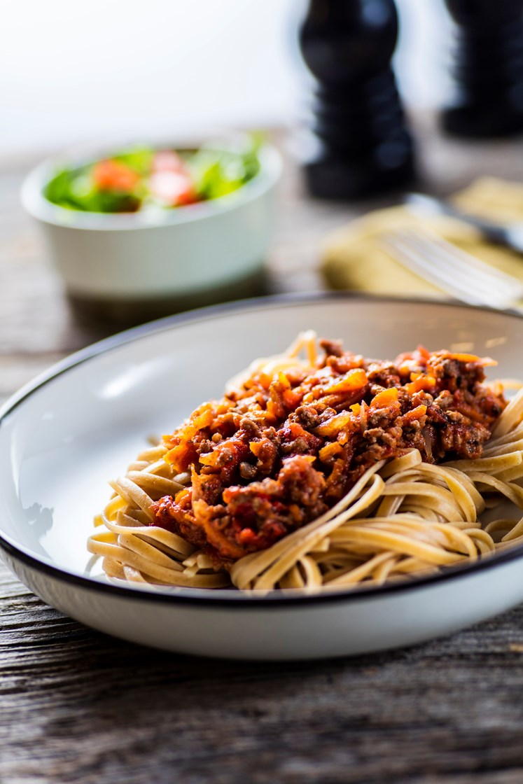 Hjemmelaget bolognese med fullkornspasta og salat