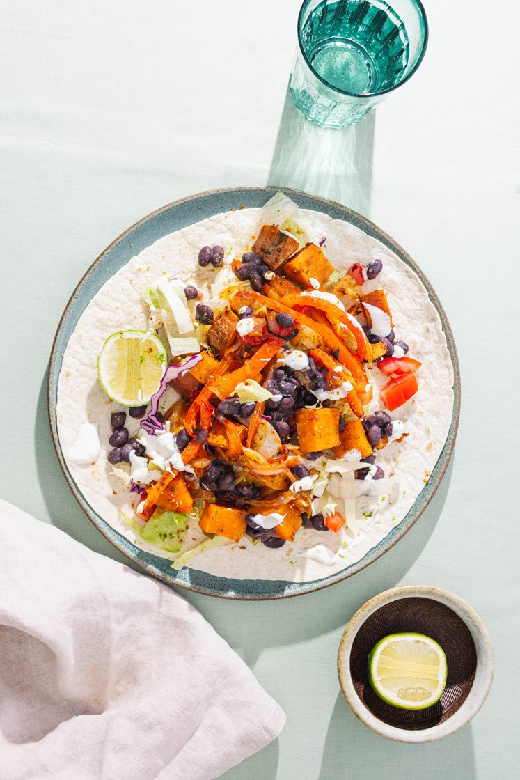 Søtpotetfajitas med tomatsalsa, kumminkrydret bønnepuré og rømme