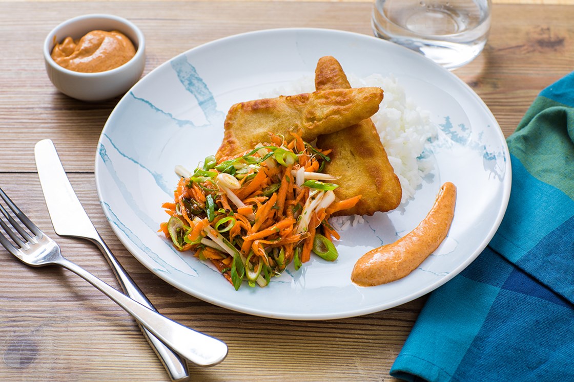 Asiatisk sommersalat med tempurasei og chilimajones