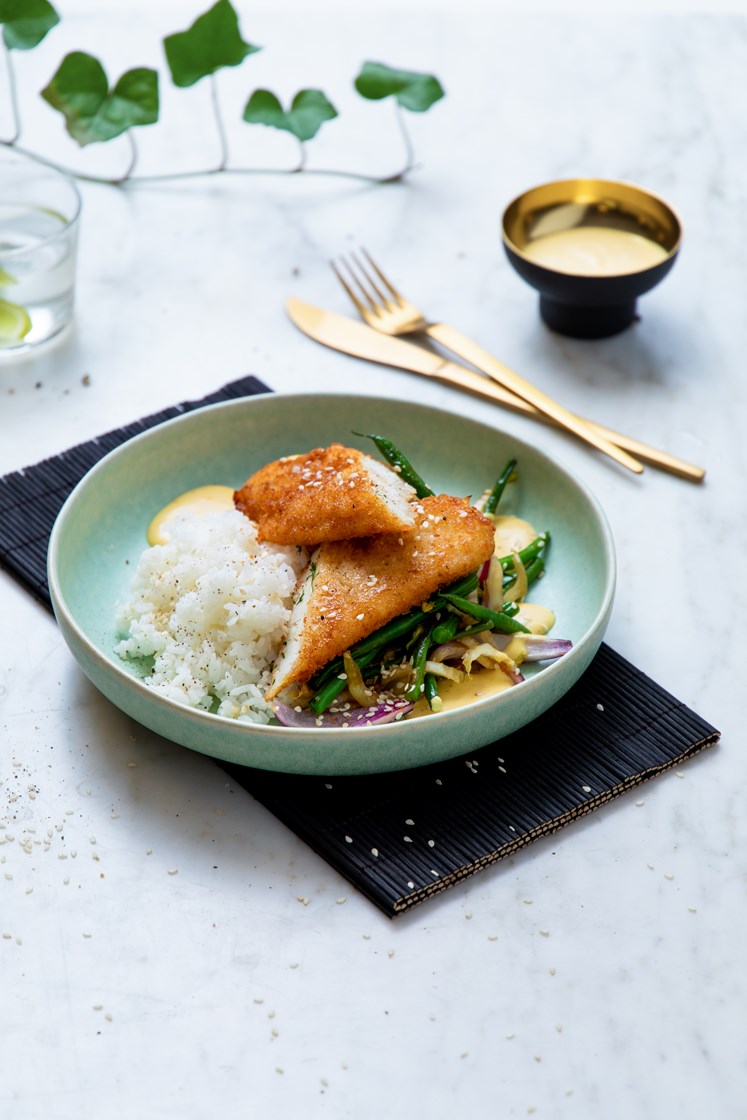 Tempurapanert fisk med chiliwokkede grønnsaker og curry- og mangodressing