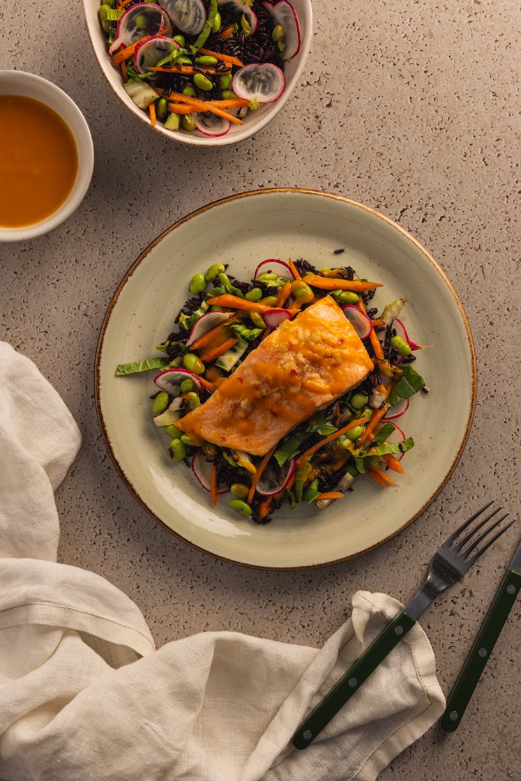 Ingefærbakt laksefilet og svart rissalat med pak choy og reddiker, servert med mangoracha
