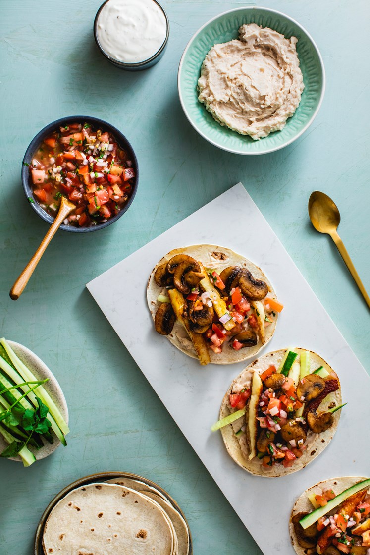 Maistortillas med crispy halloumi, bønnekrem, chipotlestekt sopp og tomat- og løksalsa