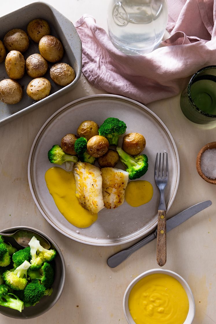 Pannestekt hysefilet med ovnsbakte poteter, brokkoli og smørsaus