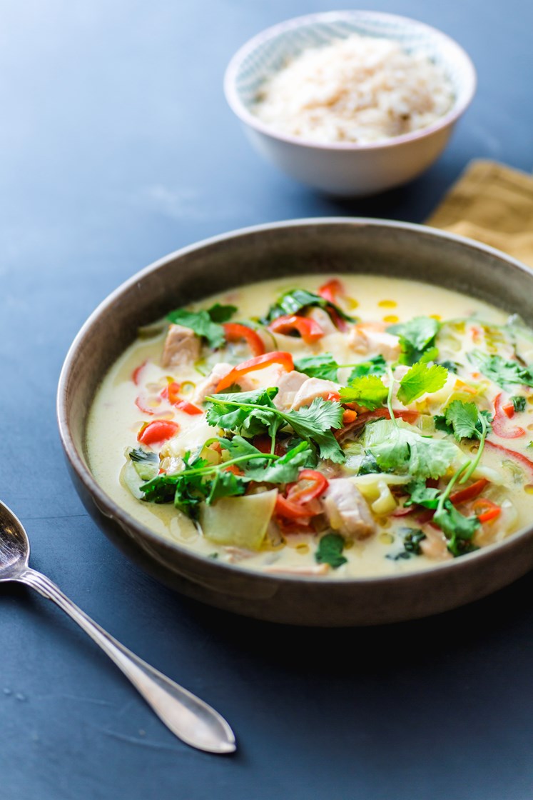 Grønn curry med kylling, ris, pak choy og kaffirlimeblader