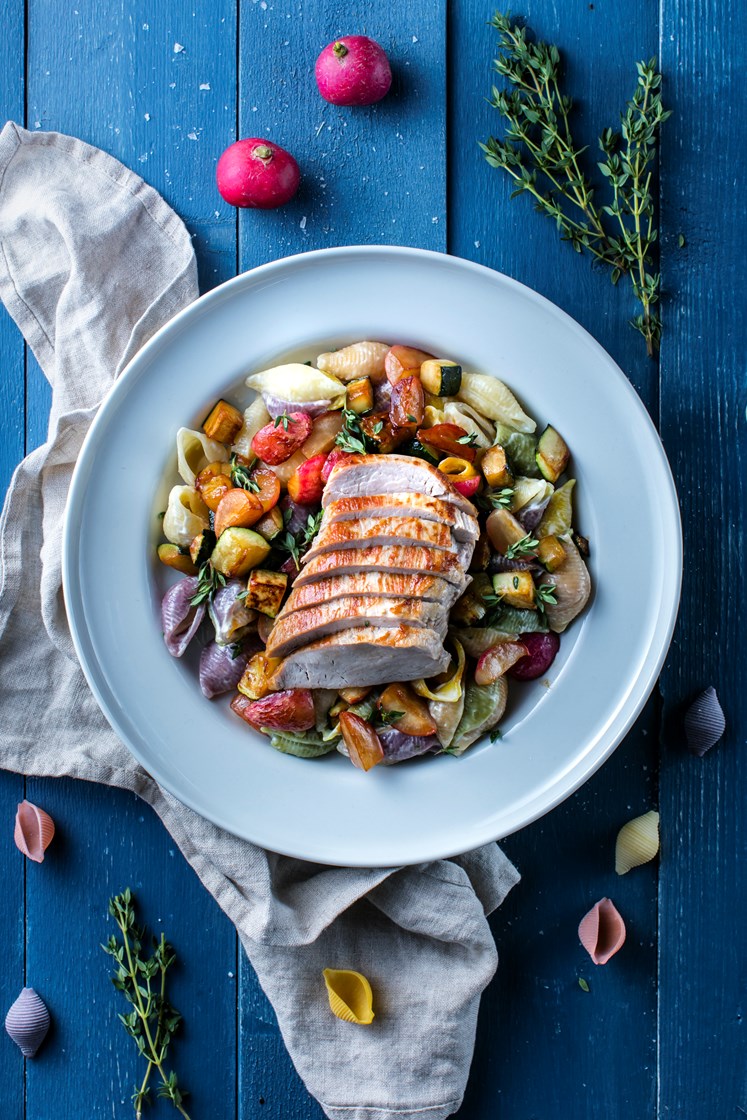 Marinert svin med kremet pasta og honningstekte reddiker og squash