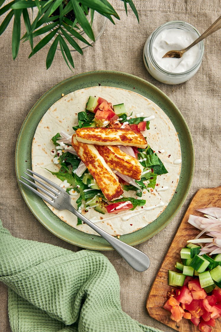 Halloumiwraps med vitlökssås och grönsaker