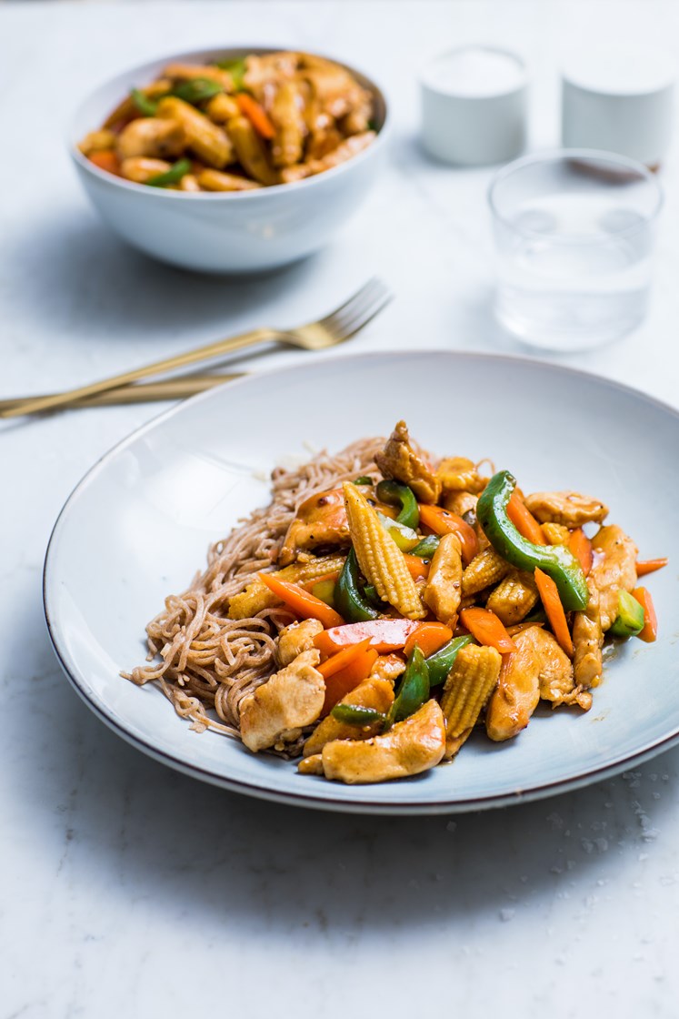 Chop suey med svinekjøtt, minimais og fullkornsnudler Adams Matkasse