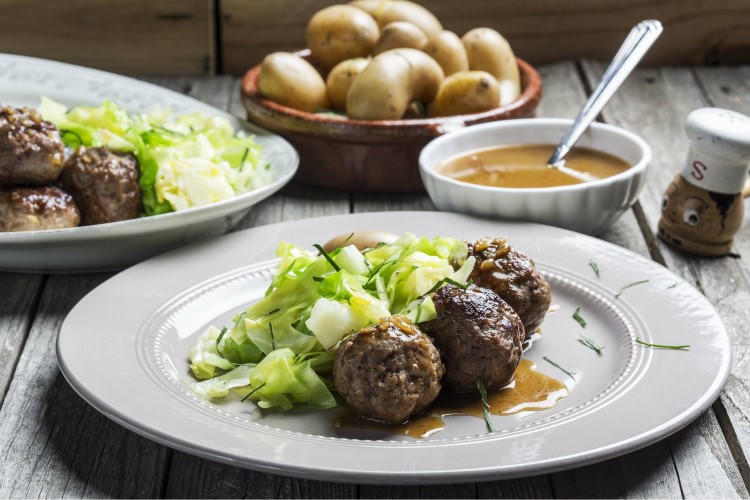 Kjøttboller med spisskål og poteter