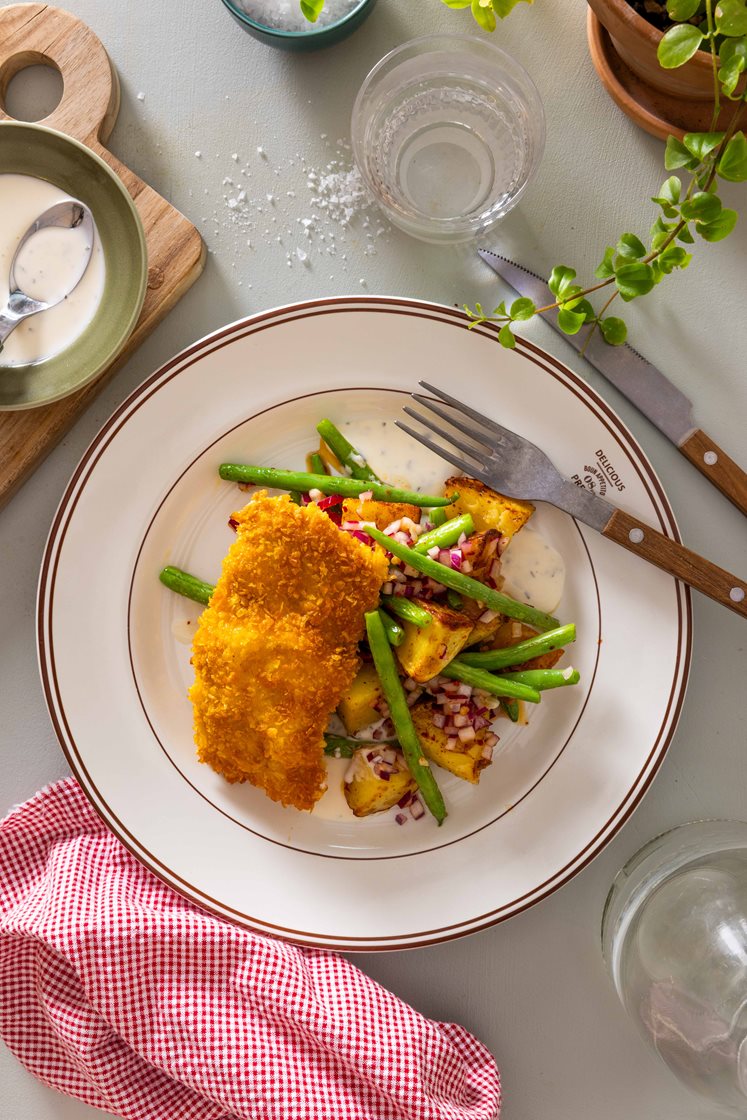 Sprøstekt kylling med varm potetsalat og urtedressing