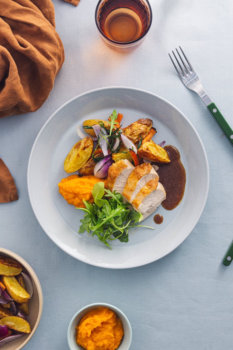 Kyllingbryst med estragonbakte rotgrønnsaker, gulrotkrem med brunet smør og rødvinssaus