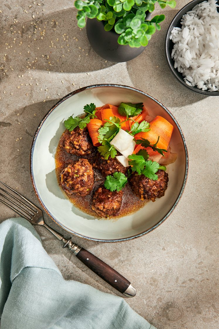 Asiatiska köttbullar med syrlig kålrabbisallad