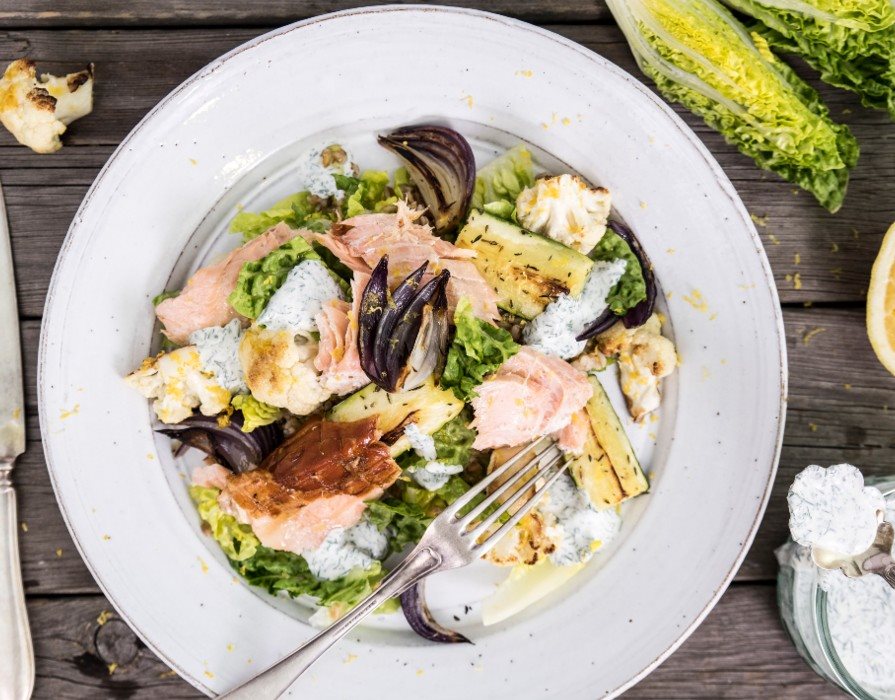 Varmrøget laks med citronstegt blomkål og perlespelt salat