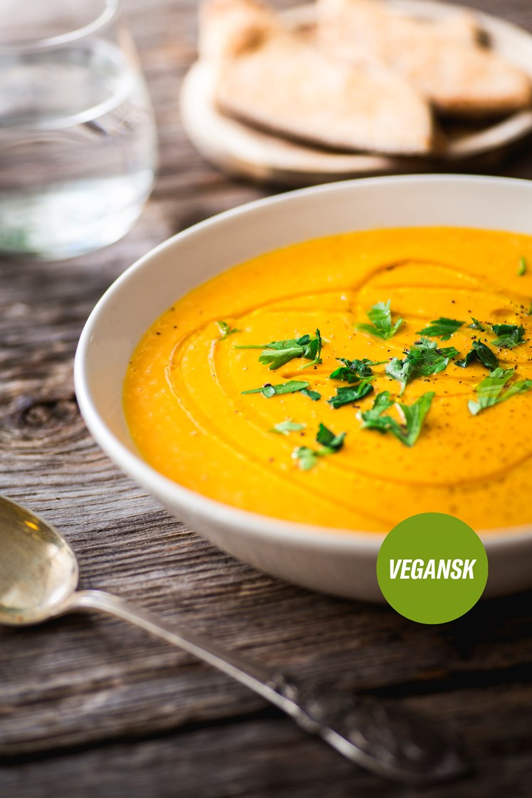 Fyldig flaskegresskarsuppe servert med langbrød og persille