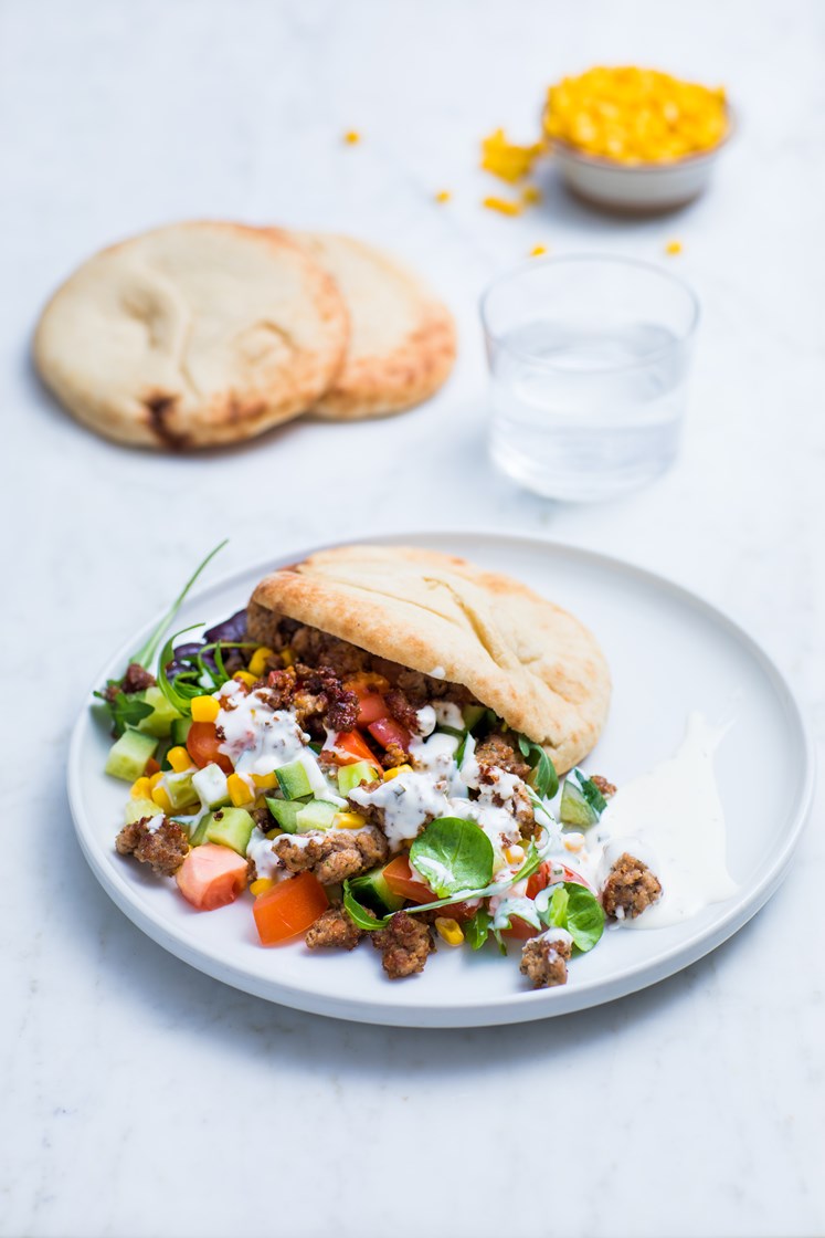 Tzatzikikrydret kjøttdeig i pita med grønnsaker og hvitløksdressing
