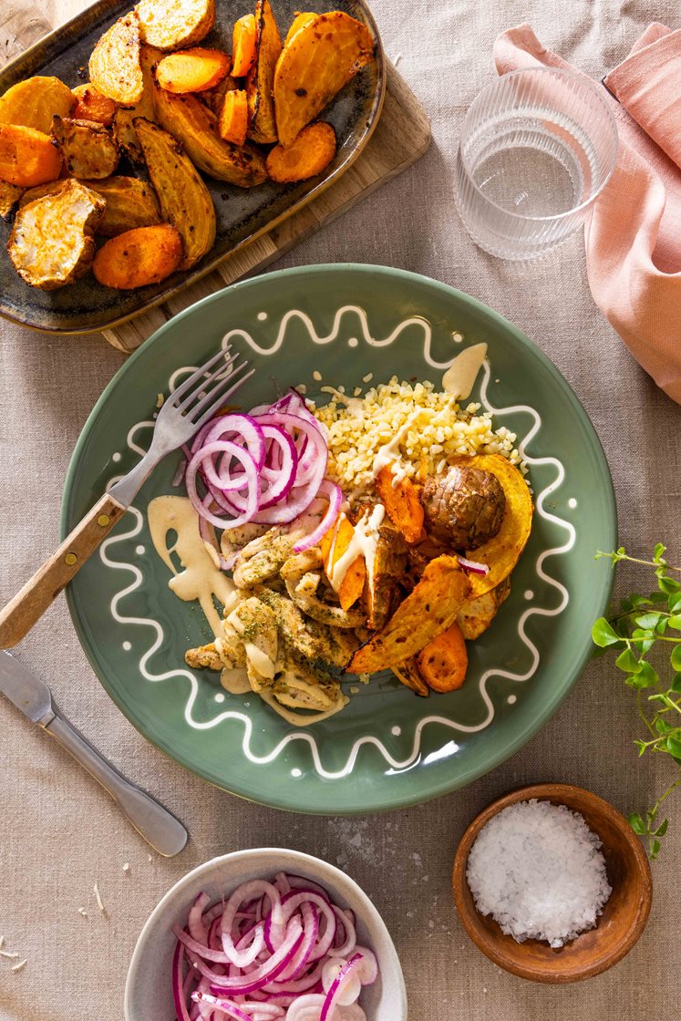 Krydderstekt kylling med spicy ovnsbakte grønnsaker, fullkornsbulgur og steinsoppdressing