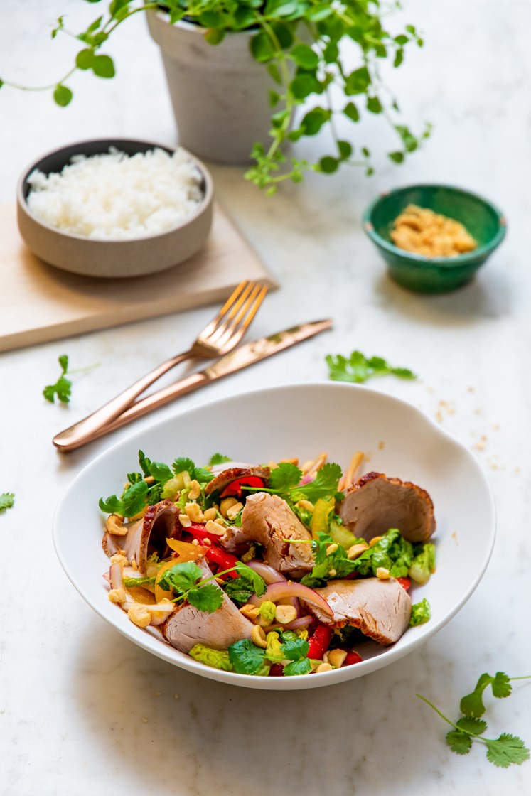 Thaisalat med helstekt indrefilet av svin, peanøtter og jasminris