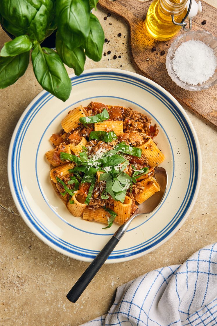 Snabb pasta och köttfärssås med färska tomater och basilika