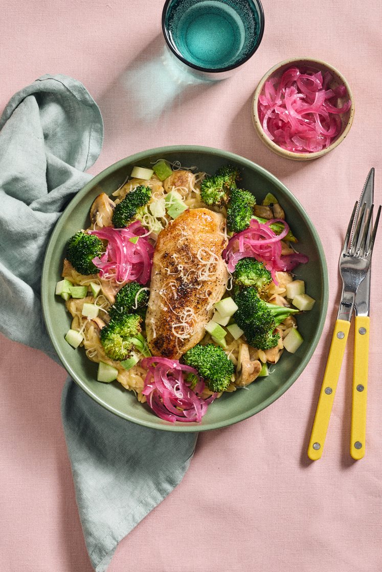 Kyllingefilet med cremet risoni, ovnbagt broccoli og syltede rødløg