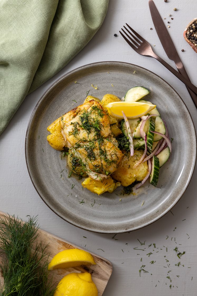 Dildstegt hvid fisk med knuste kartofler, citron og agurkesalat