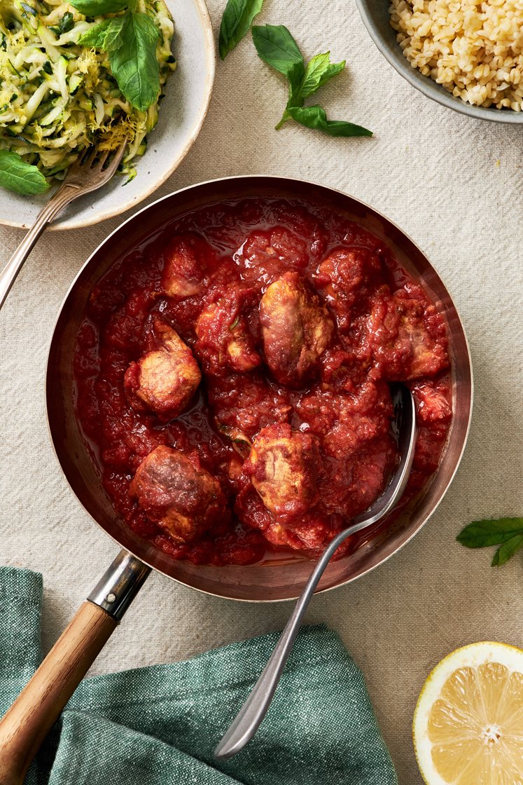 Kyckling i tomatsås med bulgur och zucchinisallad med mynta