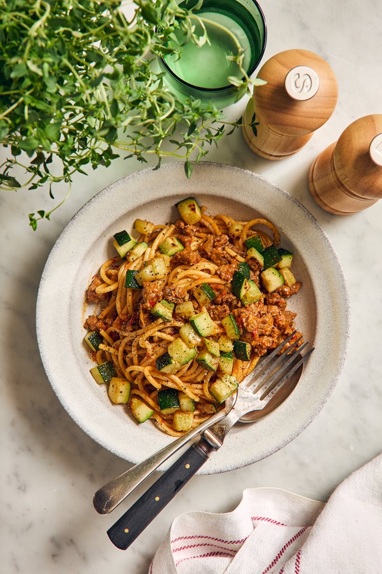 Balkanbolognese med spaghetti och vitlöksfräst zucchini