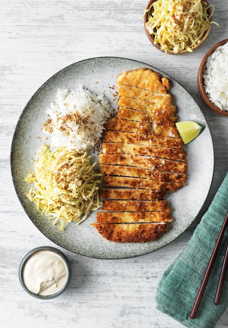 Tonkatsu - japansk fläskschnitzel med spetskålssallad, sesamfrön och sojayoghurt