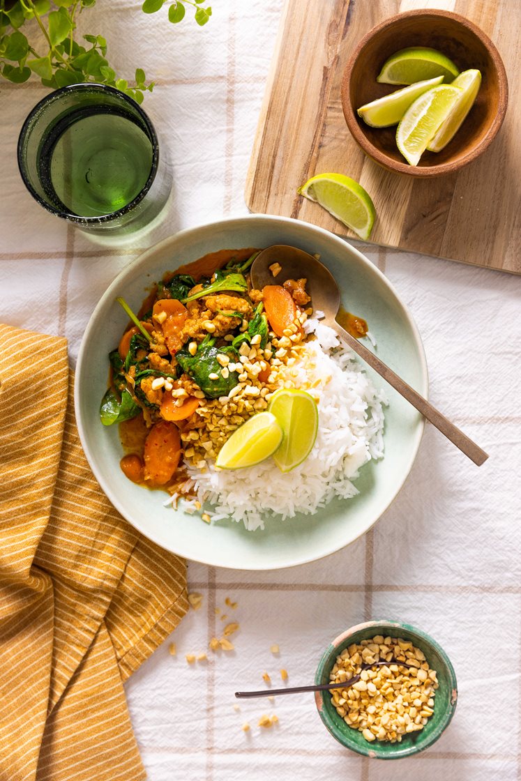 Massaman kyllingcurry med basmatiris, spinat, peanøtter og lime