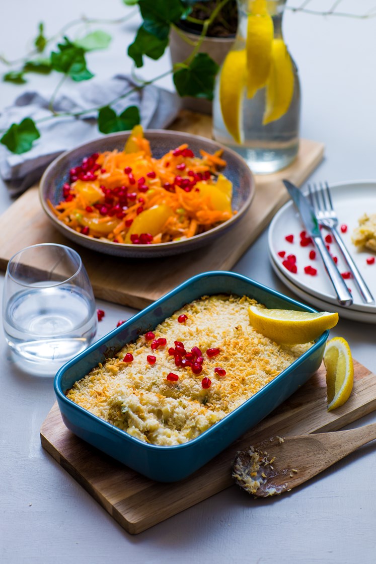 Fiskegrateng og råkostsalat med appelsin og granateple