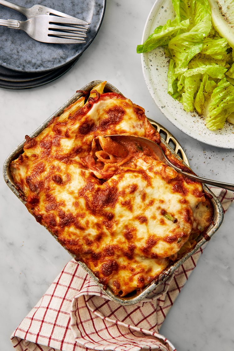 Tomat- och paprikadoftande pastagratäng med spenat och färskost