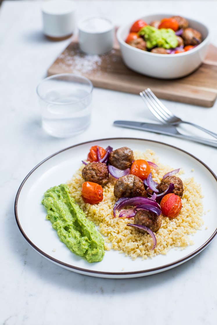 Spicy lammekjøttboller med stekt tomat og rødløk, avokadodressing og fullkornsbulgur