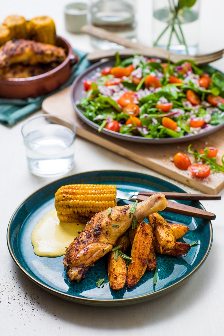 Grillet kylling med maiskolbe, krydderpoteter og curry- og mangodressing