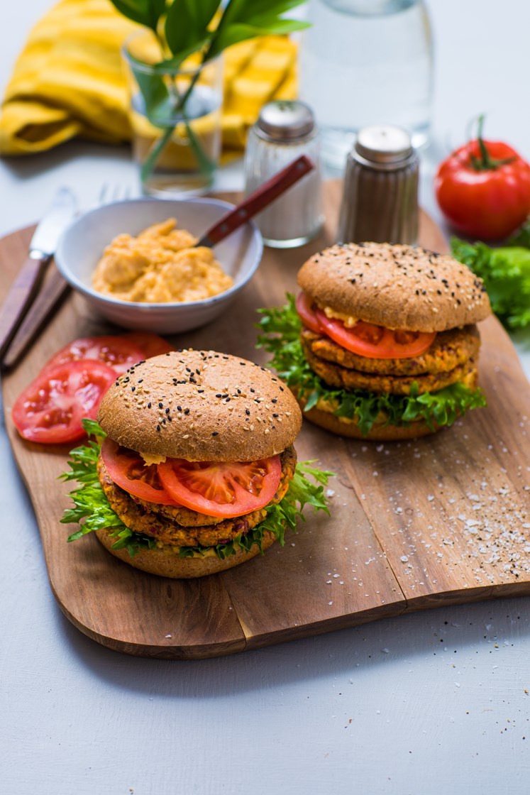 Doble gulrot- og bønneburgere i grove burgerbrød med hummus og salat