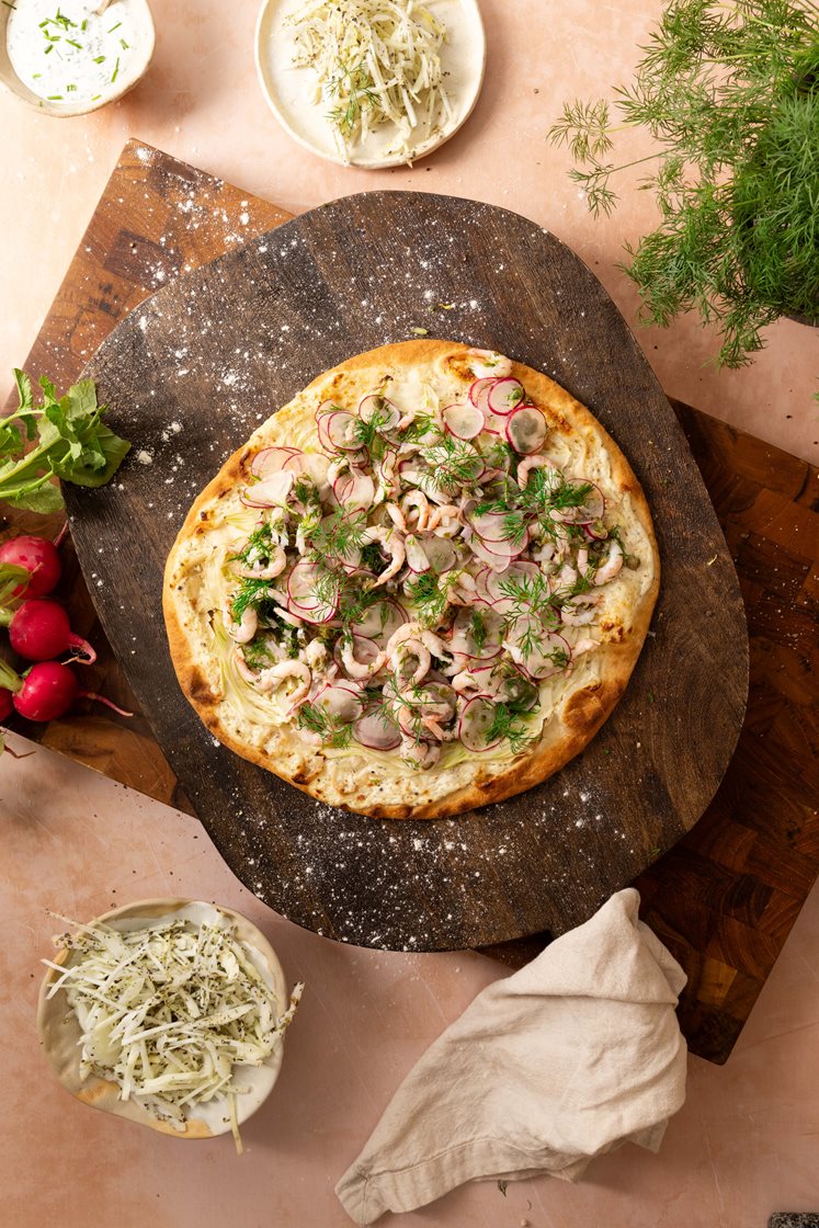 Pizza bianca med bagt fennikel, marinerede rejer i dild-relish serveret med radiser og kålsalat