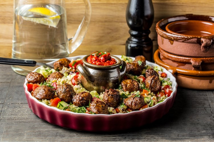 Albondigas med byggkornsalat og salsa
