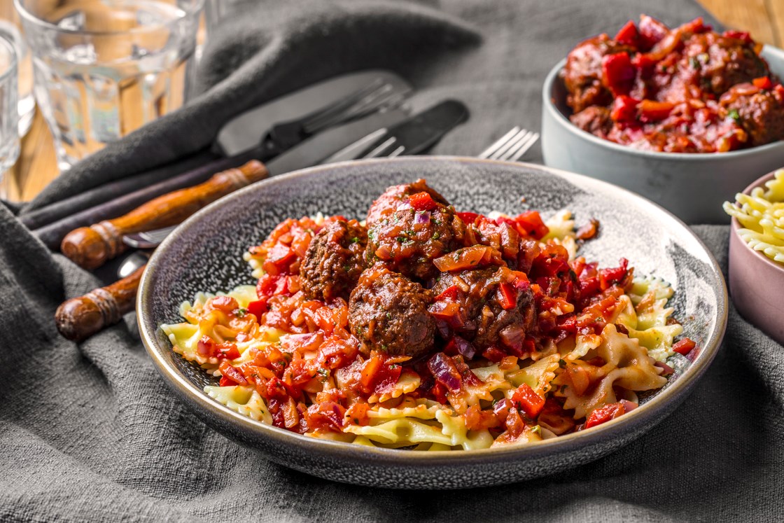 Pasta med kjøttboller i tomatsaus
