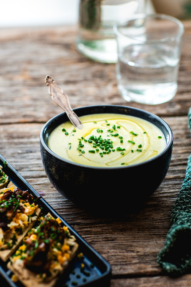 Potet- og purreløksuppe servert med langbrød, egg, karamellisert løk og steinsoppesto