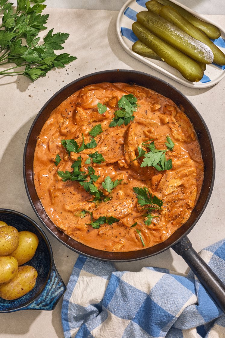 Kyckling stroganoff med dijonsenap, saltgurka och crème fraiche