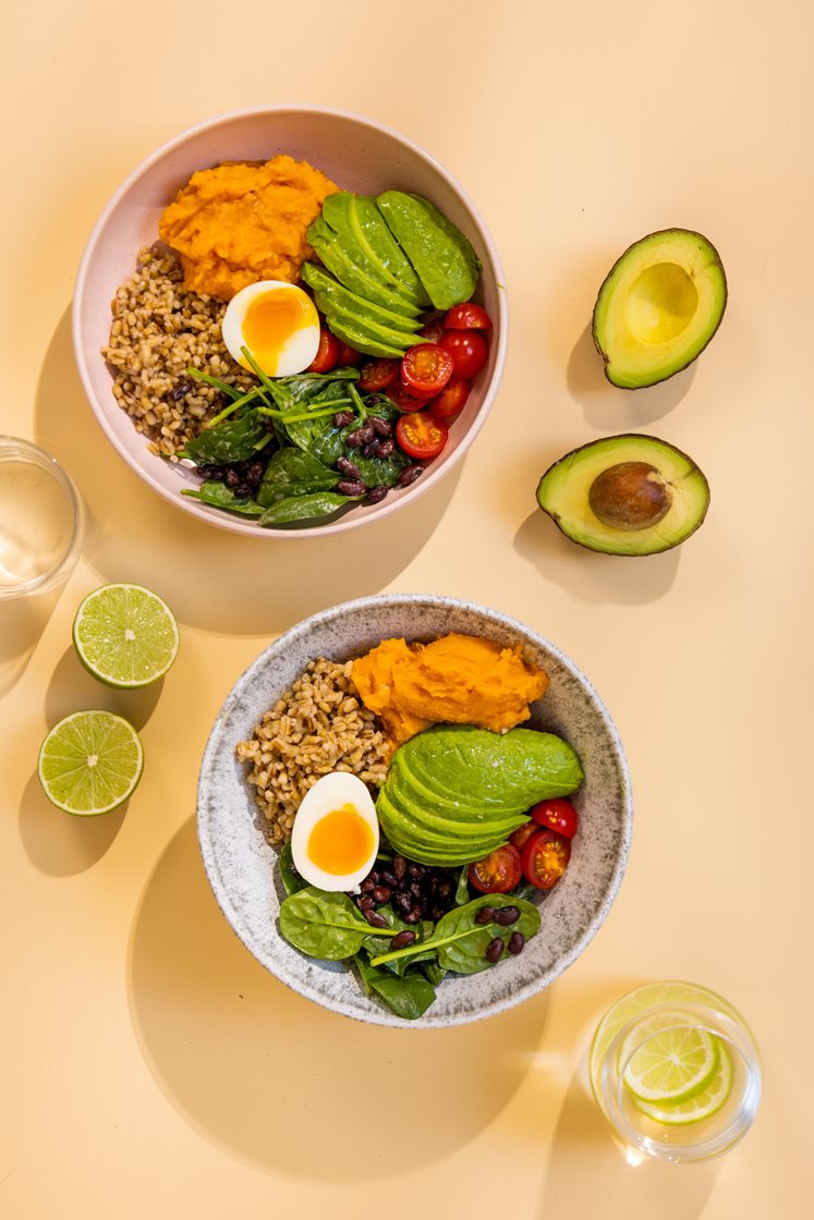 Buddha Bowl med sötpotatispuré, matvete, avokado och ägg