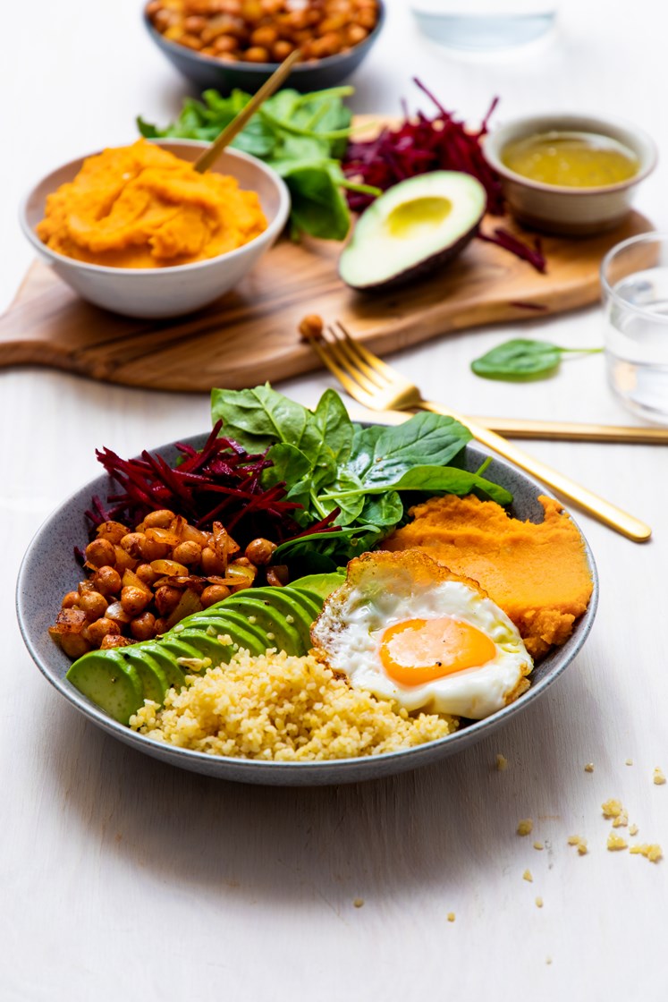Buddha Bowl med søtpotetmos, avokado og bulgur