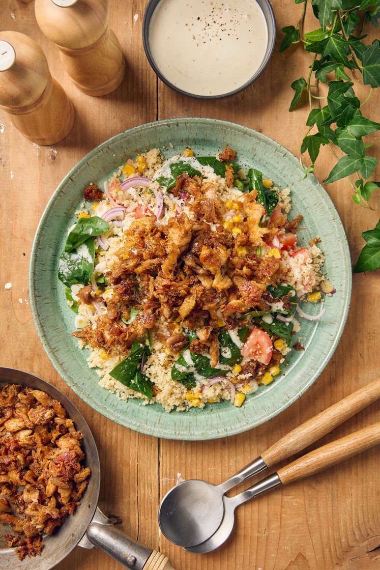 Kycklingkebab med couscoussallad, tomat och caesardressing