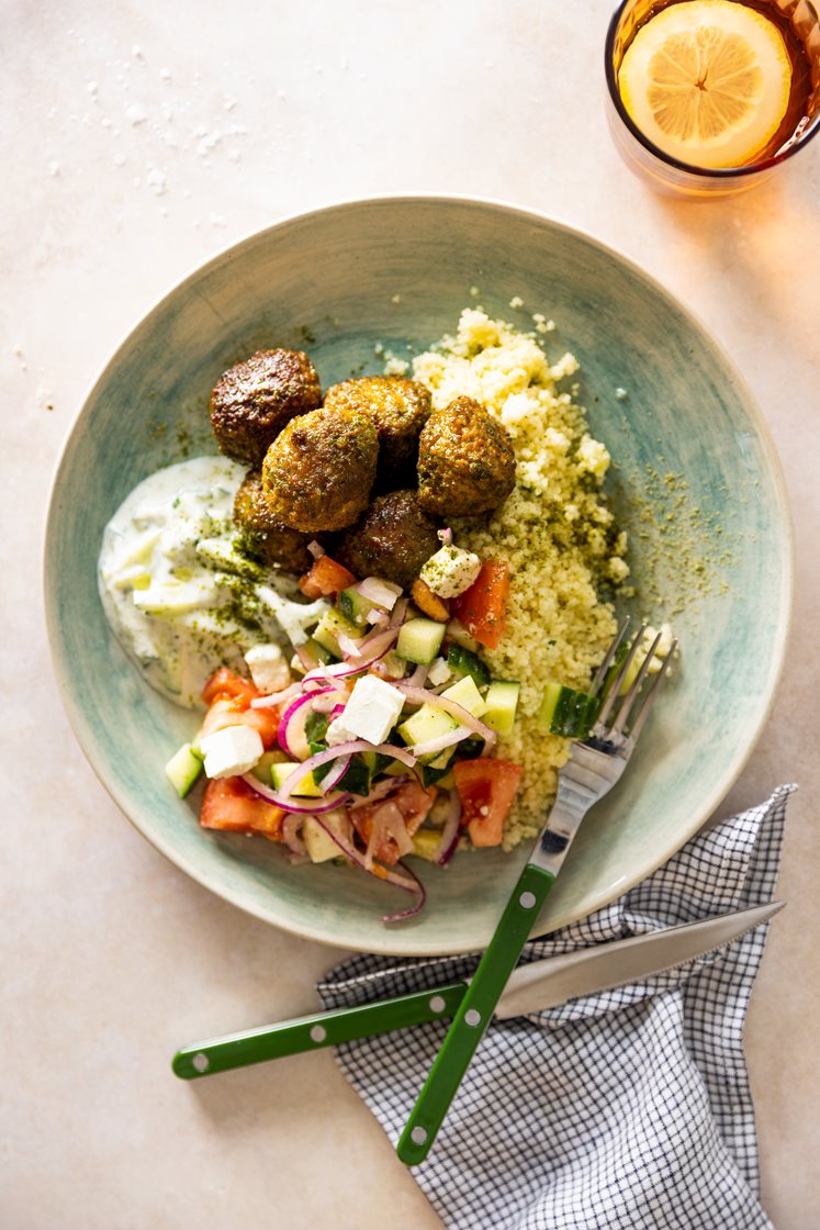 Krydrede grønnsakskjøttboller med gresk salat og couscous, servert med tzatziki