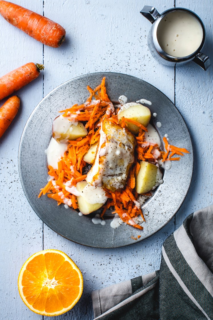 Hvitløksstekt brosmefilet med frisk råkostsalat, hvitvinssaus og kokte poteter