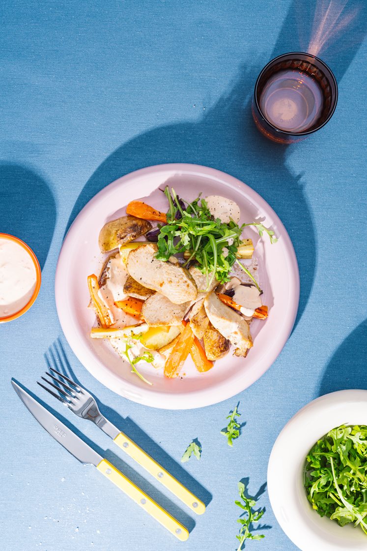 Stegt kyllingebryst med ovnbagte rodfrugter og kold chilisauce