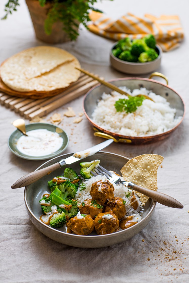 Lammekjøttboller i tikka masala-saus med brokkoli og papadams
